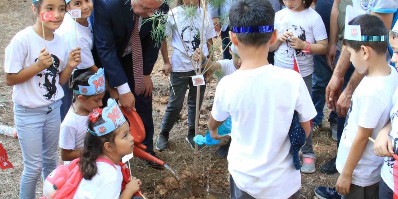 Cumhuriyet İçin Fidanlar Dikildi, 100 Parçadan Oluşan Örgü Türk Bayrağı Hazırlandı