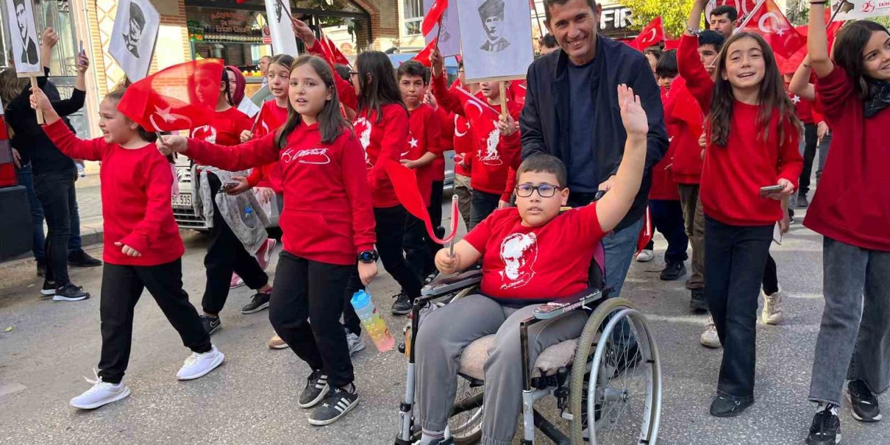 Cumhuriyet Kortejine Minik Öğrenci Tekerlekli Sandalyesi İle Katıldı
