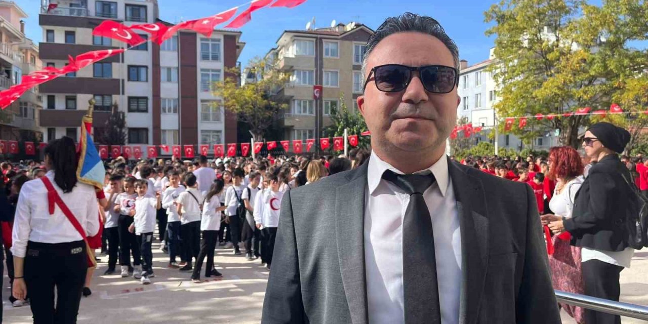 600 Öğrenciden ‘cumhuriyet Yürüyüşü’ Ve Senkronize Gösteri