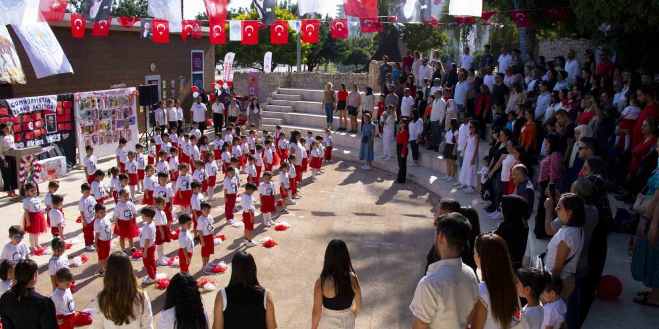 Minikler, Cumhuriyet Bayramı’nı El Ele Kutladı