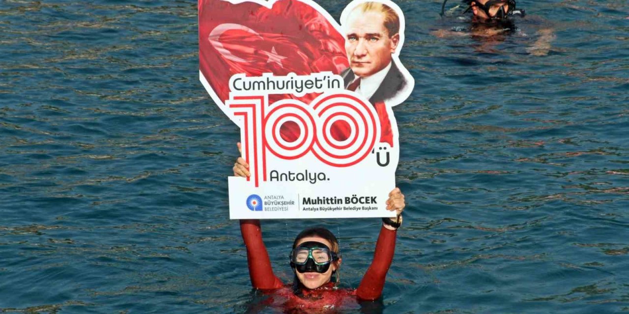 Dünya Rekortmeni Şahika Ercümen, Cumhuriyet İçin Türk Bayrağını Denizde Dalgalandırdı