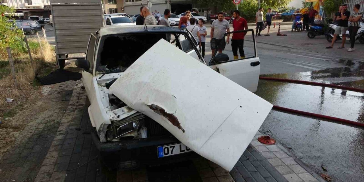 Alev Alev Yanan Otomobilini Çeşme Hortumuyla Söndürmeye Çalıştı