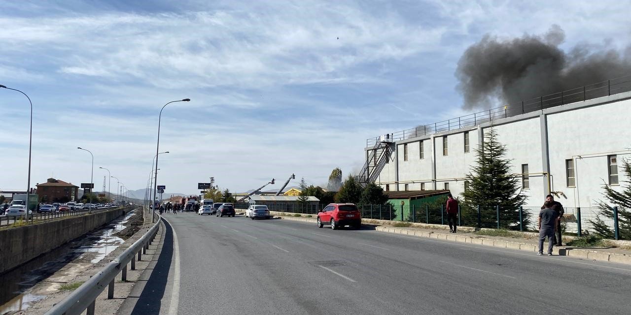 Kayseri’de Fabrika Yangını: Ekipler Müdahale Ediyor