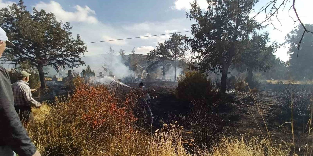 Mezarlıkta Çıkan Ot Yangını Vatandaşlarca Söndürüldü