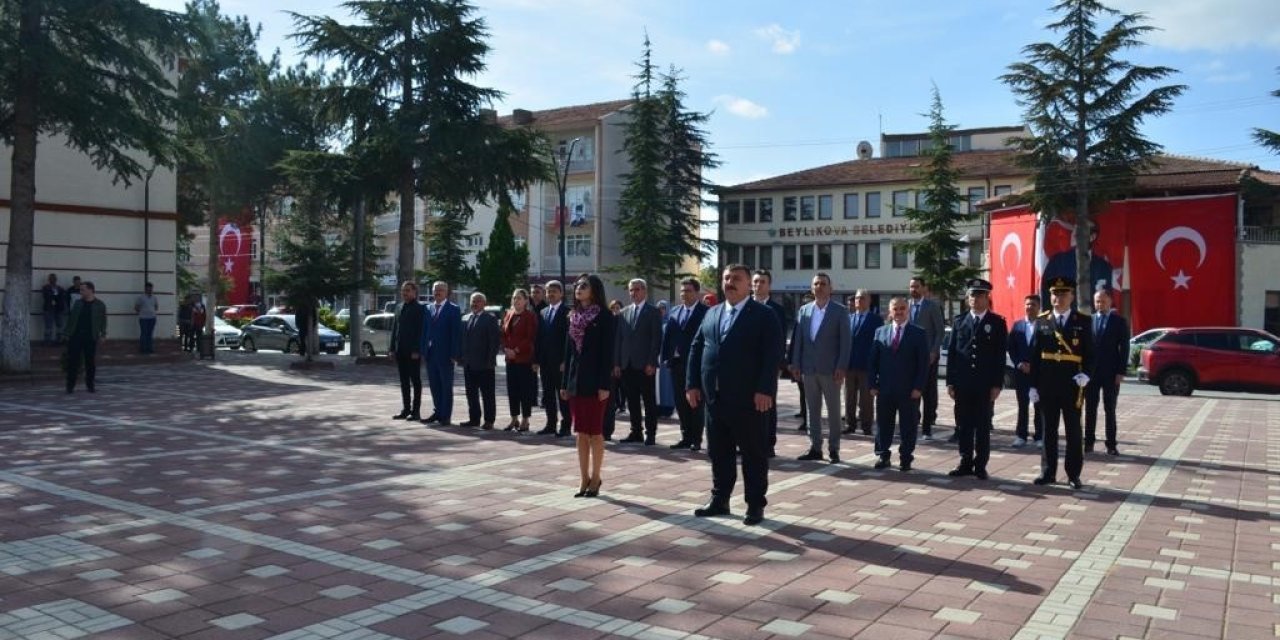 Beylikova Kaymakamı Ve Başkan Özkan Alp Atatürk Büstüne Çelenk Sundular