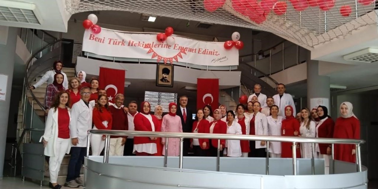 Sağlık Çalışanları Aile Sağlık Merkezi’ni Kırmızı Beyaza Bürüdü