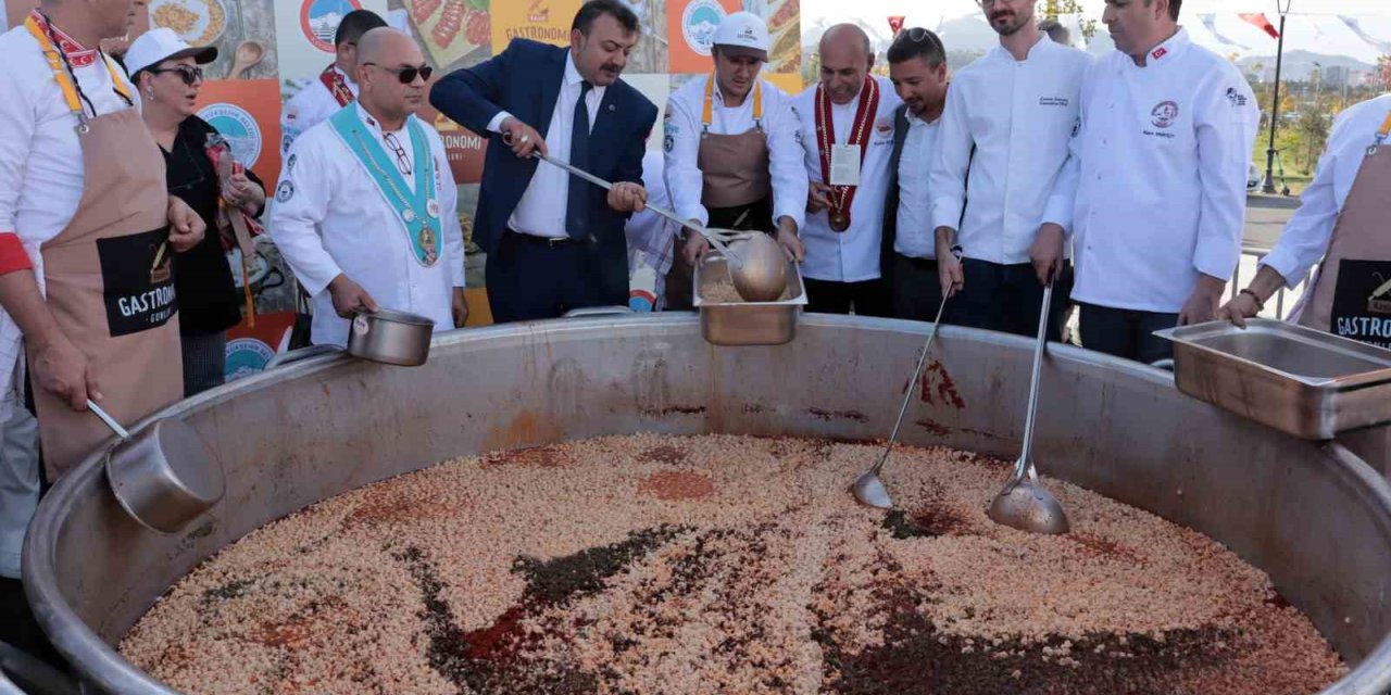 Kayseri’de Dünya Rekoru: 1 Ton Mantı 1 Kazanda Pişirildi