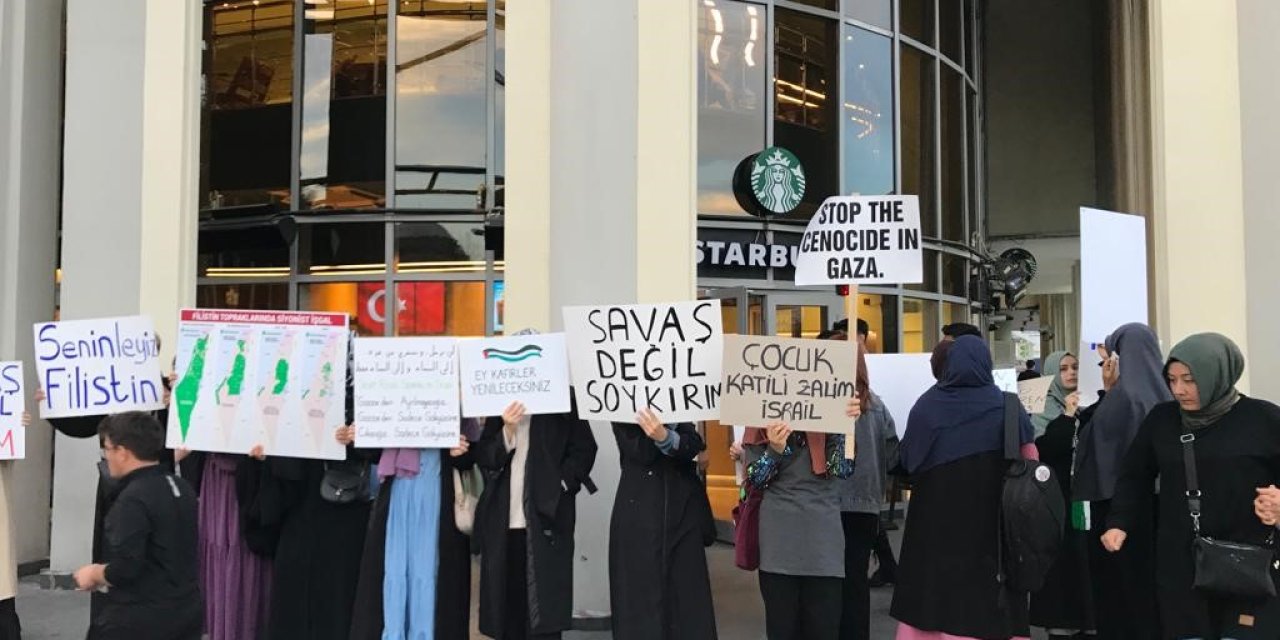 Genç Kızlardan Starbucks Önünde İsrail Protestosu