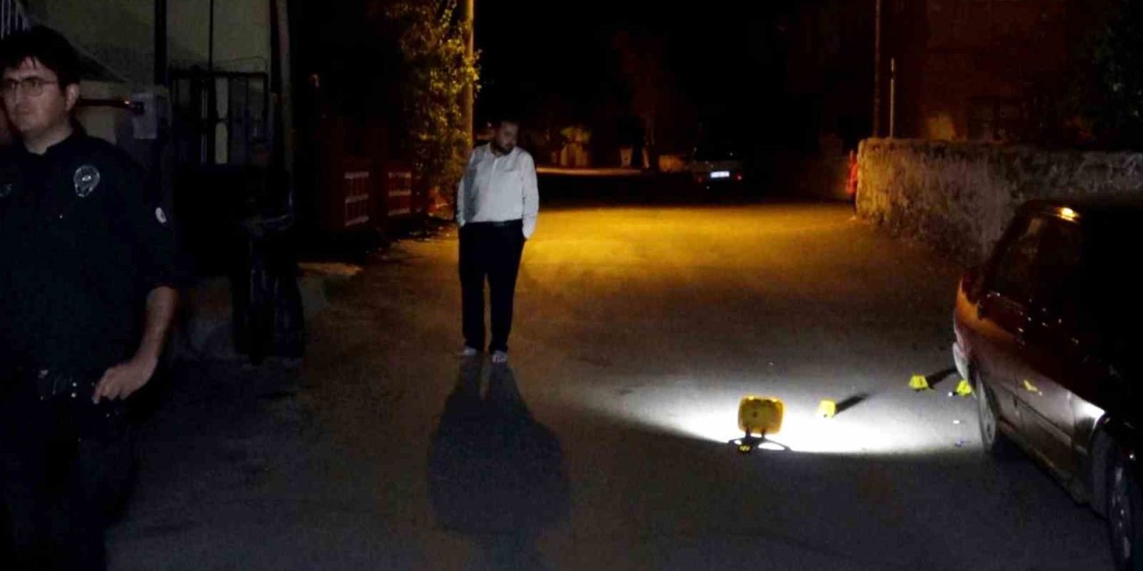 Polisin Gazetecileri Uzaklaştırdığı Olay Yerinde Vatandaş Elini Kolunu Salla Sallaya Gezdi