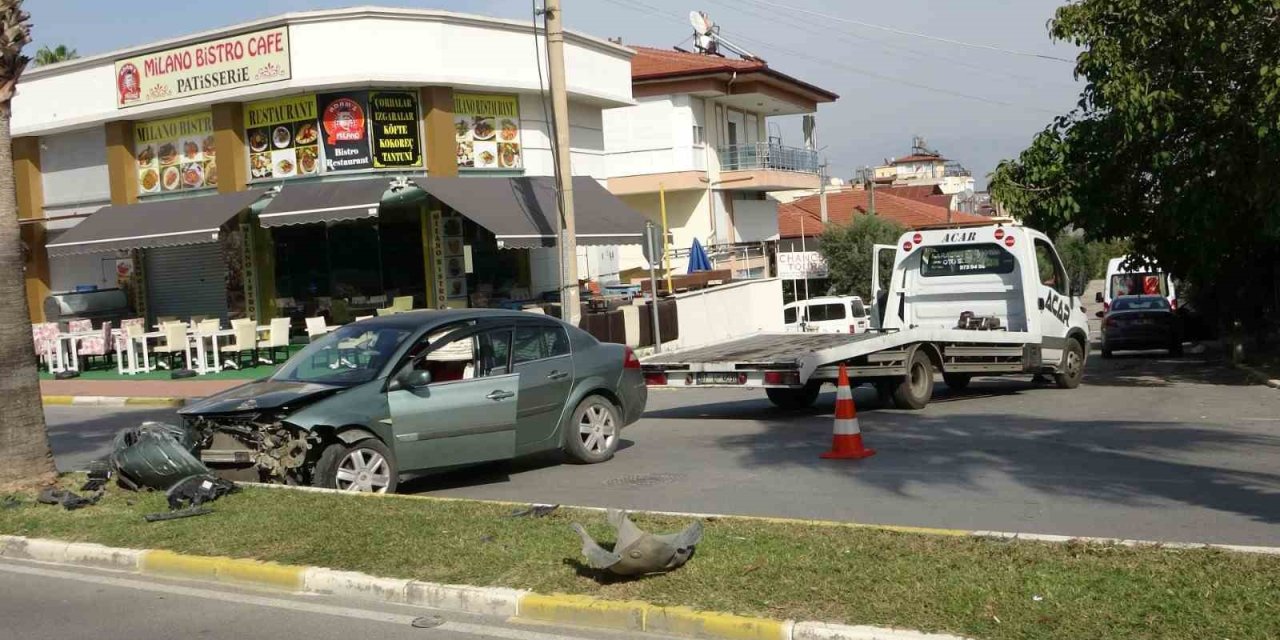 Lastiği Patlayan Otomobil Refüjdeki Palmiyeye Ve Kaldırıma Çarptı: 2 Yaralı