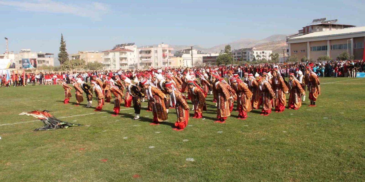 Cumhuriyet’in 100’üncü Yılında 100 Öğretmen Zeybek Oynadı