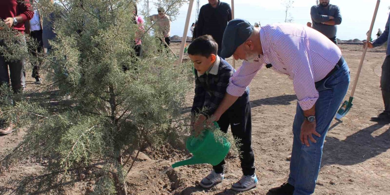 Başkan Çolakbayrakdar, 100. Yılında 100 Genç İle 100 Ağaç Dikti
