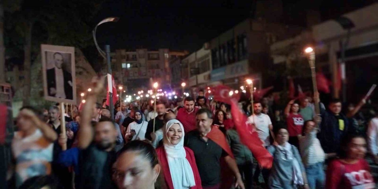 Mersin’de 29 Ekim Cumhuriyet Bayramı’nda Fener Alayına Binlerce Vatandaş Katıldı