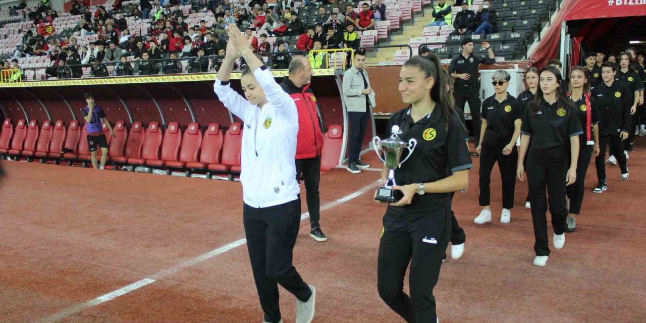 Şampiyon Eskişehirspor Kadın Futbol Takımı Stadyumda Kupayla Taraftarı Selamladı