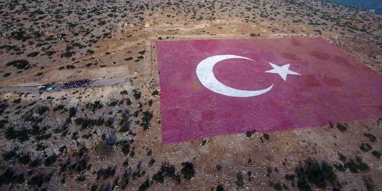 3 Kilometre Yürüyerek Dağ Yamacındaki Dünyanın En Büyük Türk Bayrağına Ulaştılar