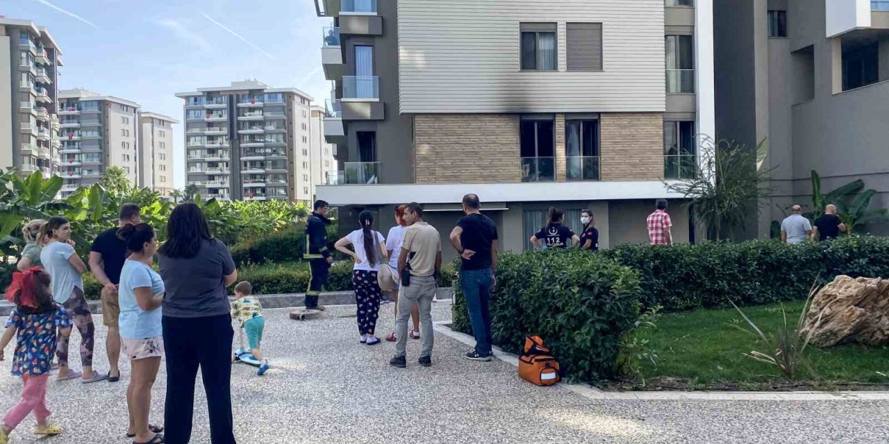 Lüks Sitede Çıkan Yangında Rus Ailenin Yaşadığı Daire Kullanılamaz Hale Geldi