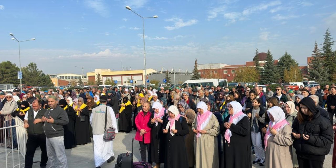 200’ün Üzerinde Umreci Dualarla Kutsal Topraklara Yola Çıktı