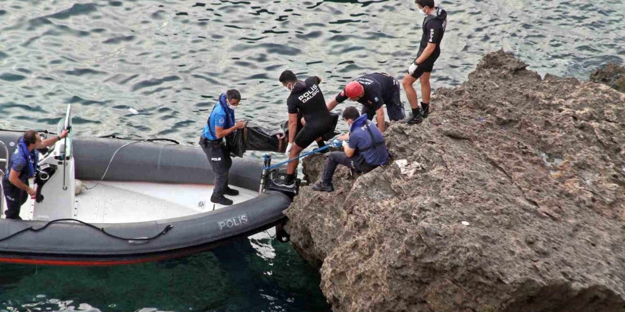 Antalya Falezlerde Kadın Cesedi Bulundu