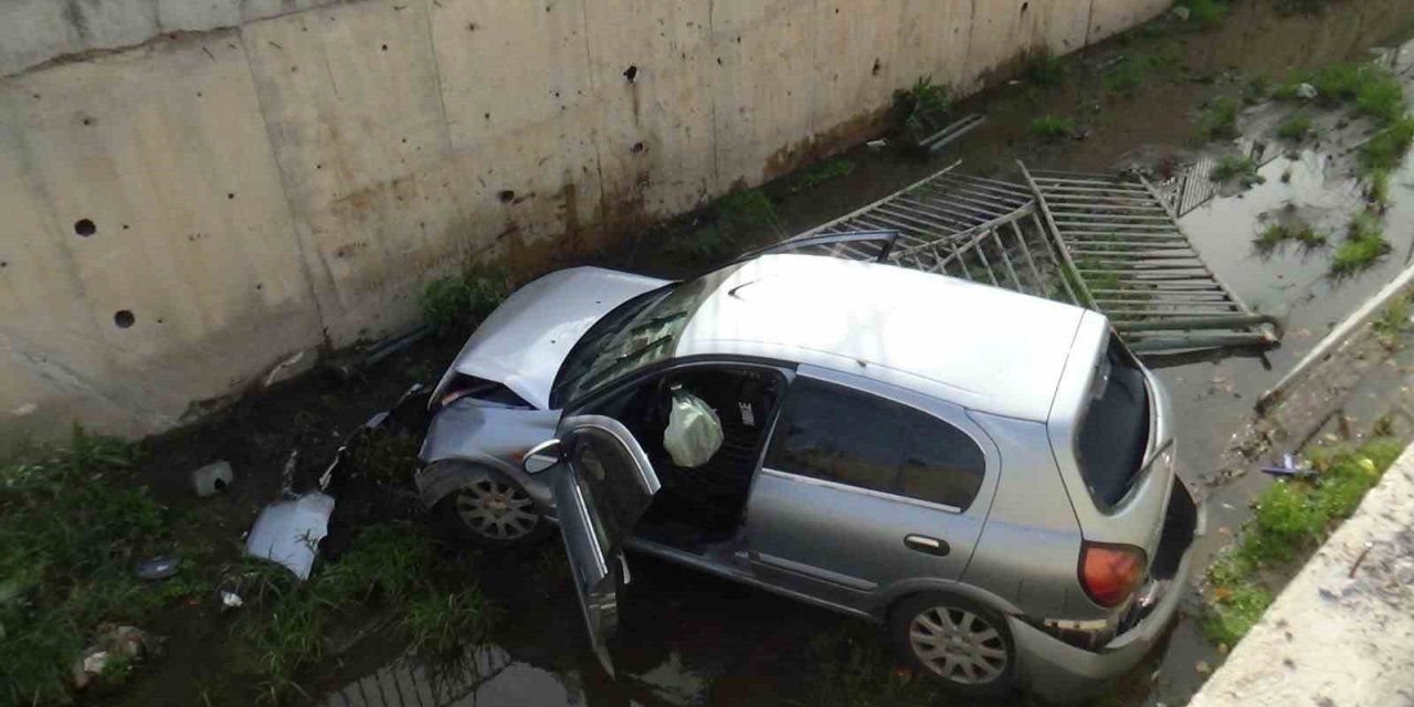 Otomobil Kanala Uçtu: 1 Yaralı