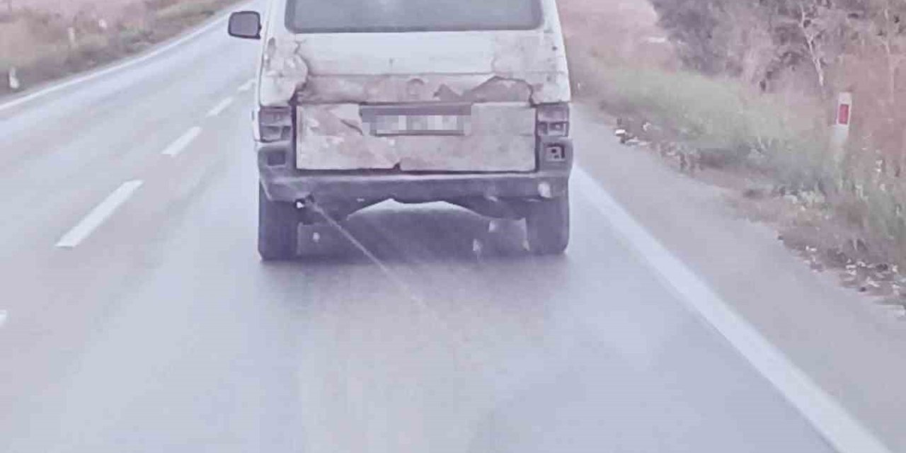 Arka Lambaları Kırık Minibüsün Yolculuğu Tepki Çekti