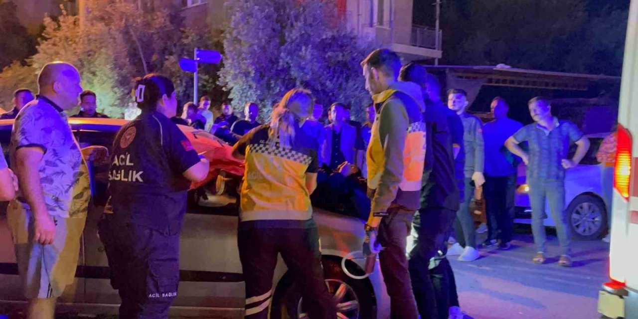 Antalya’da Ağızları Açık Bırakan Kaza: Motosiklet Sürücüsü Otomobilin Motor Kaputunun Üzerine Düştü