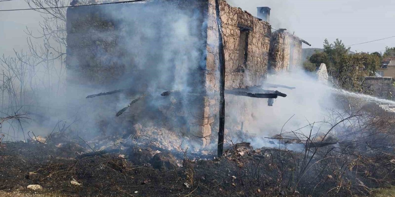 40 Yıldır Kullanılmayan Ev Yangında Zarar Gördü