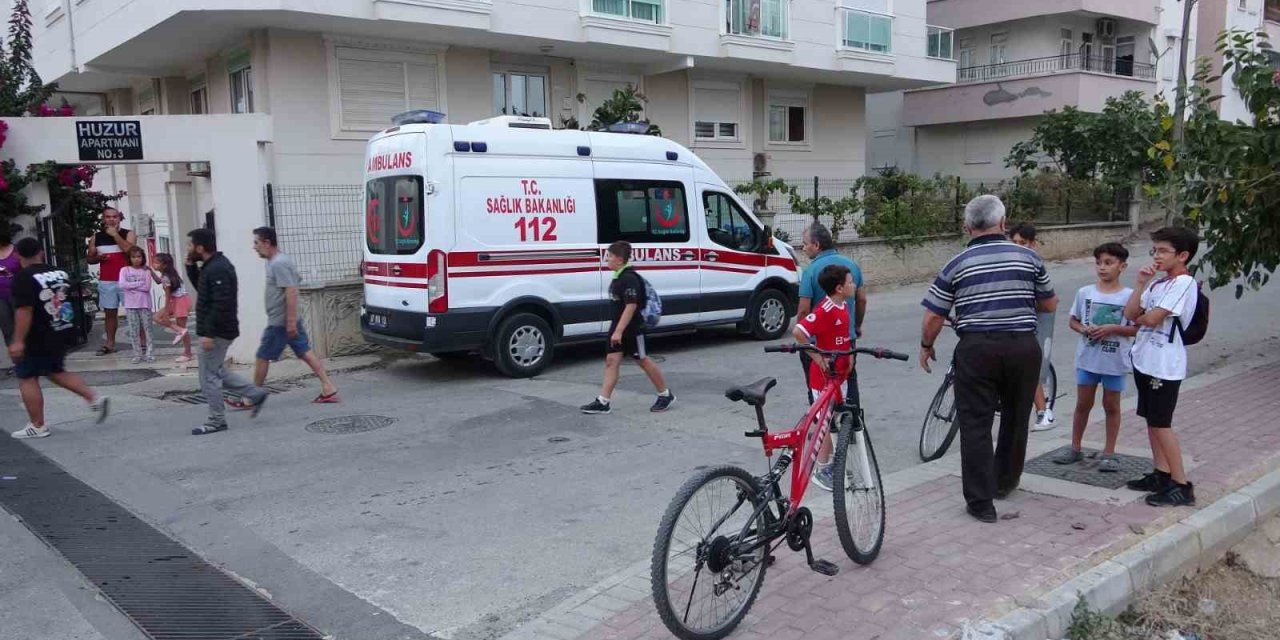 Ticari Taksiyle Çarpışan Bisiklet Sürücüsü Çocuk Yaralandı, Mahalleli İsyan Etti