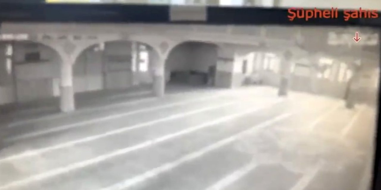 Hırsızlık Yapmak İçin Camiye Girdiği Anlar Kamerada