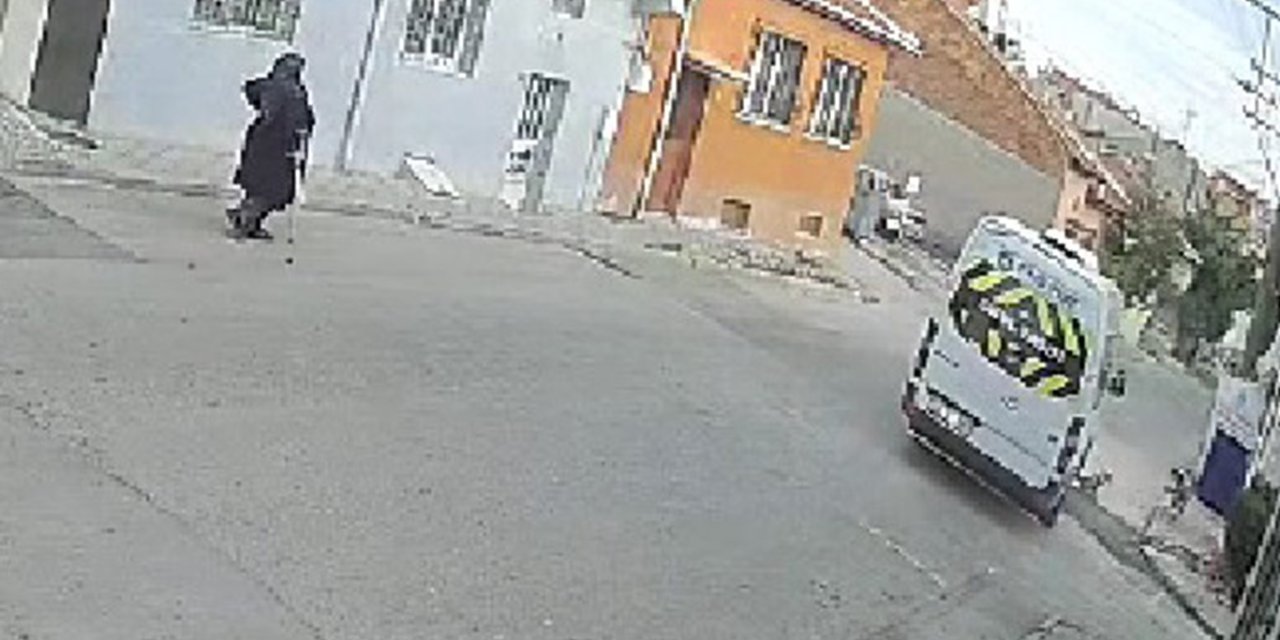 Servis Minibüsü Yolda Duran Köpeği Ezip Kaçtı