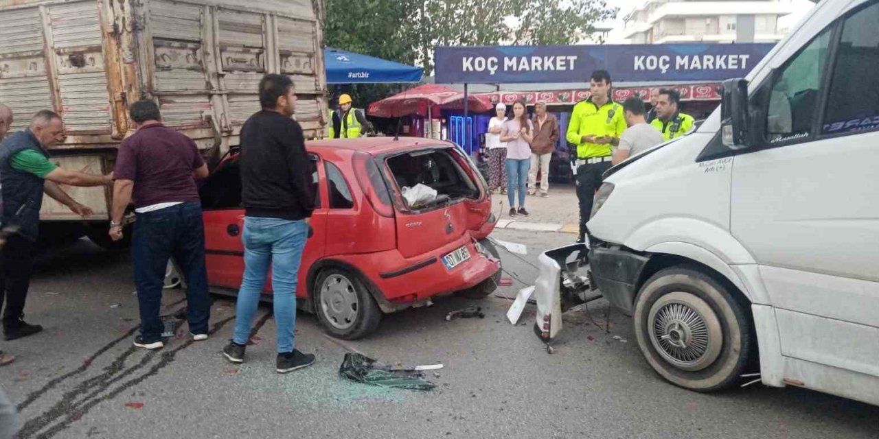 Antalya’da 4 Araçlı Zincirleme Kaza