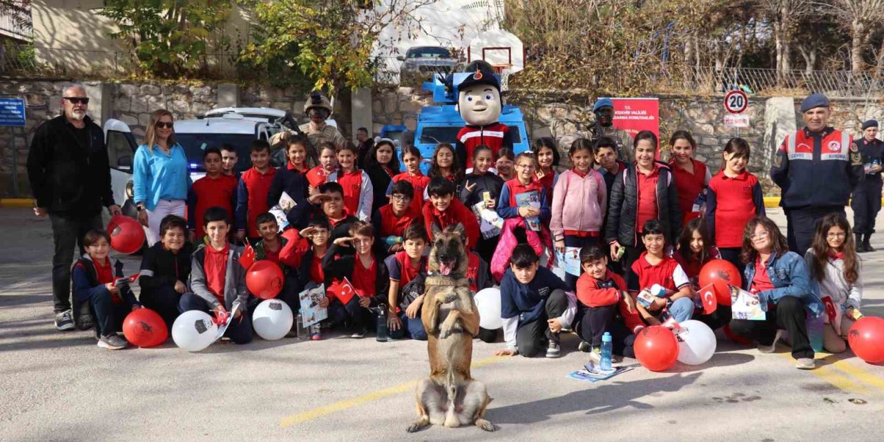 İlk Ve Ortaokul Öğrencileri İl Jandarma Komutanlığı’nda Cumhuriyet Bayramı Kutladı