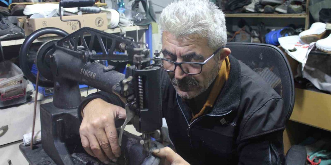 Eskişehir’de Ayakkabı Tamircilerinde Kalıp Açma Mesaisi Yaşanıyor