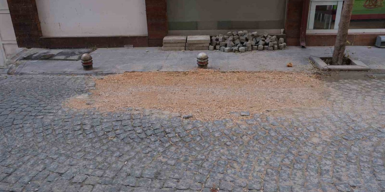 Yolun Bozulmuş Tarafı Vatandaşların Tepkisini Çekti