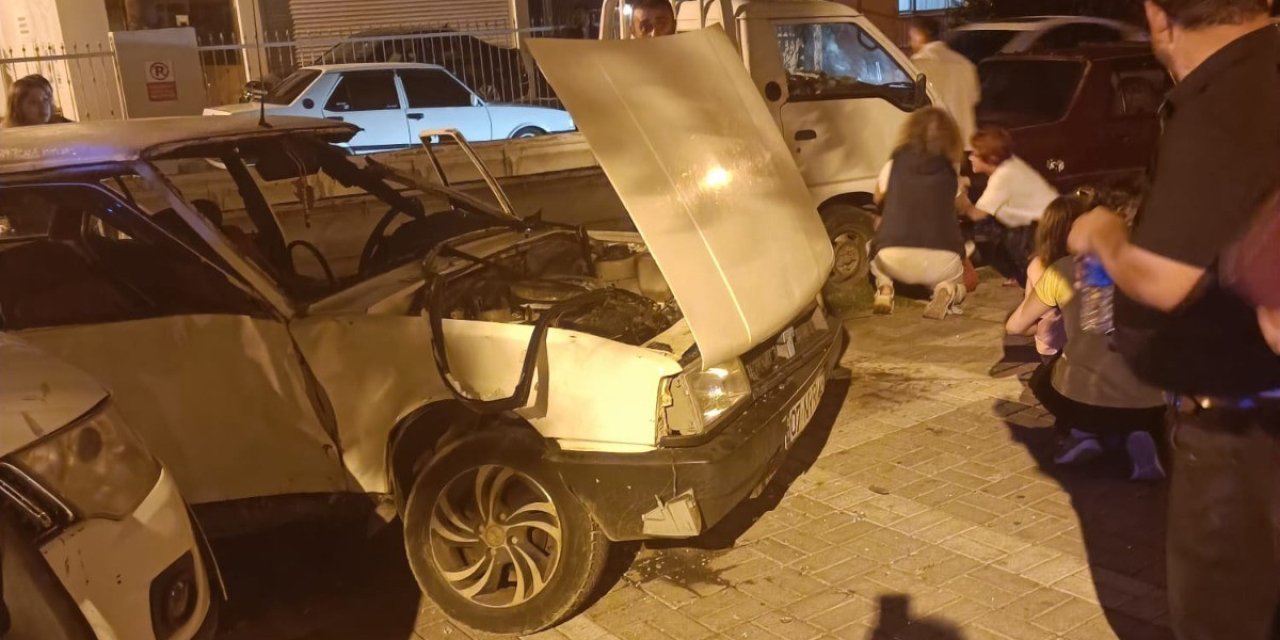 Otomobil Kamyonetle Çarpıştı: 3 Yaralı