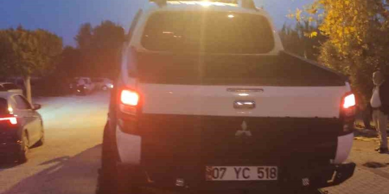 Kamyonetten Dışarı Alkol Şişesi Attılar, 13 Bin Tl Ceza Yediler