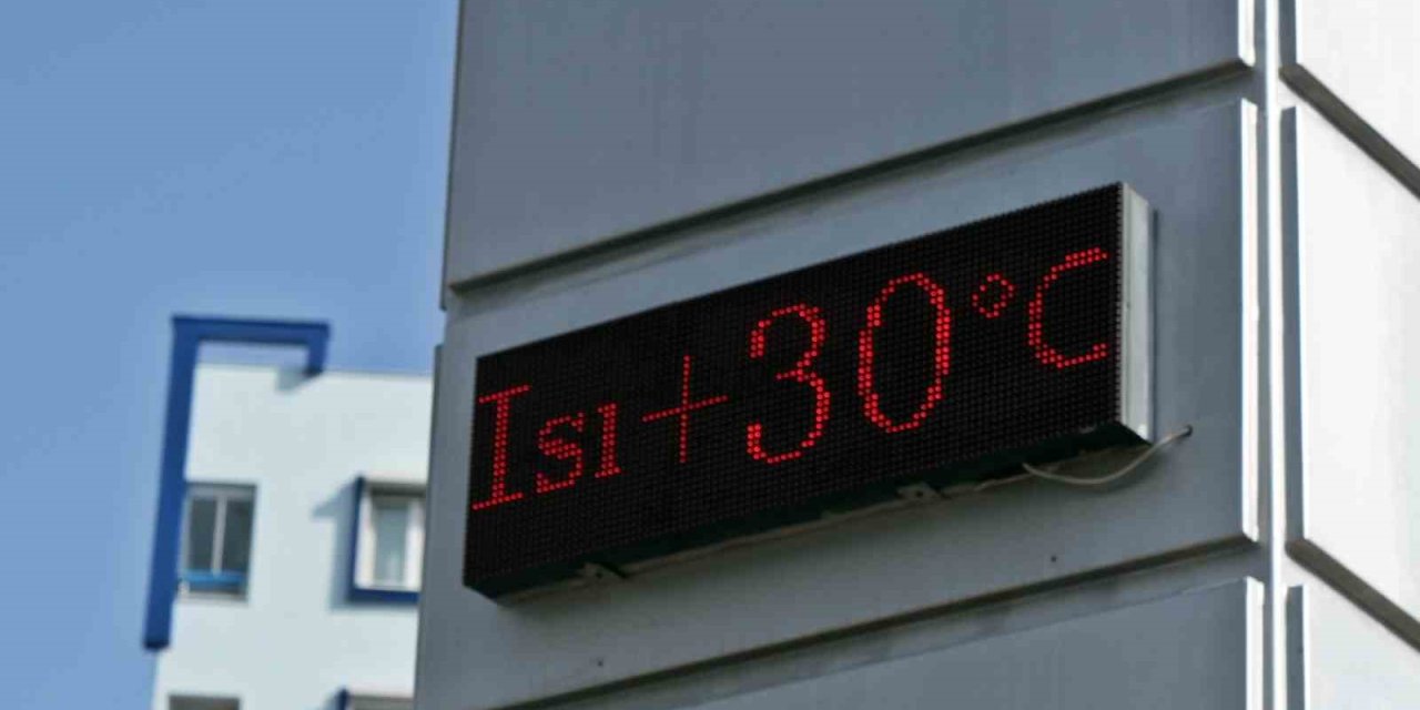 Antalya’da Kasım Ayında Termometreler 30 Dereceyi Gösterdi, Deniz Keyfi Ara Vermedi