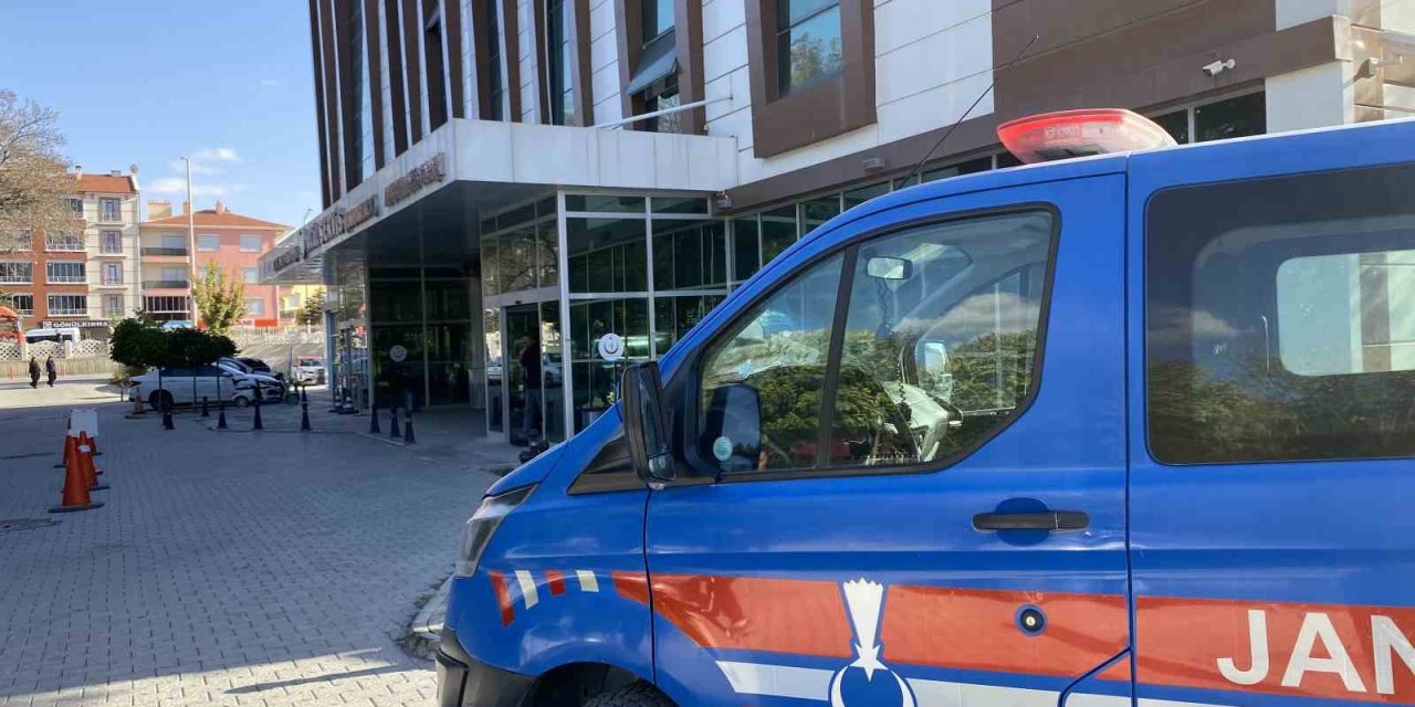 Kontrolden Çıkan Otomobil  Şarampole Devrildi: 2 Yaralı