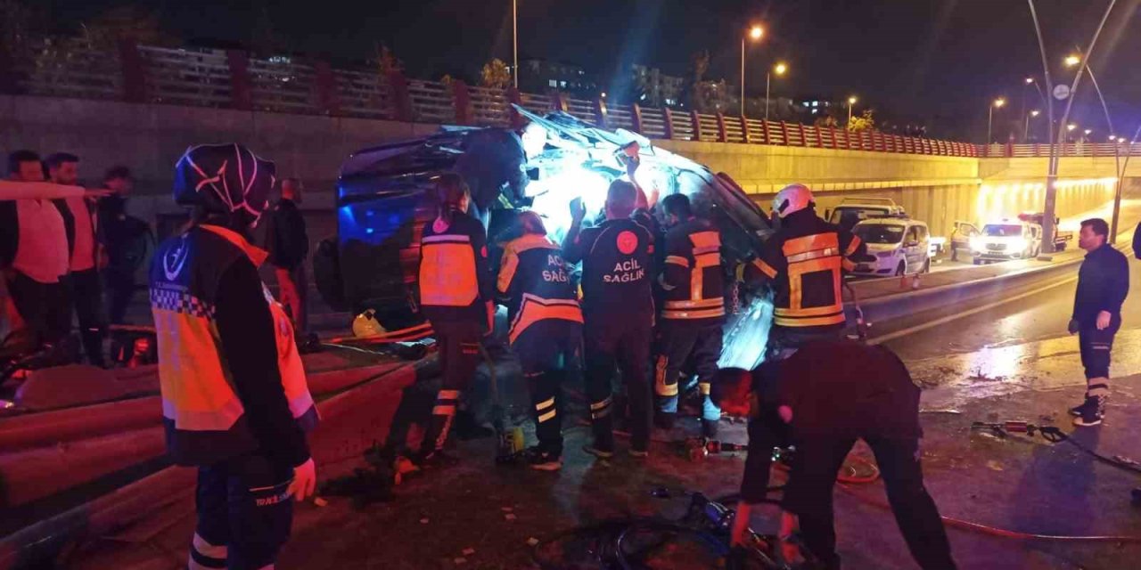 Kazaya Bakmak İsterken Aracı Direğe Çarpıp Takla Attı: 5 Yaralı