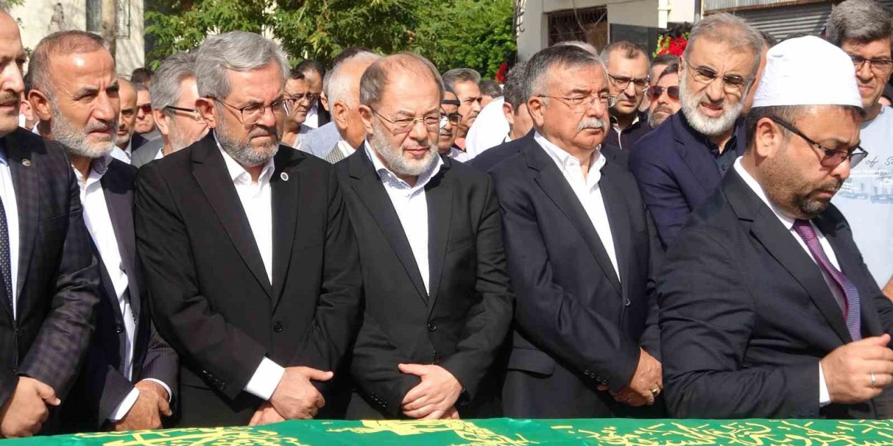 Ankara Üniversitesi Rektörü Ünüvar’ın Vefat Eden Annesi, Eski Bakanların Katılımıyla Uğurlandı