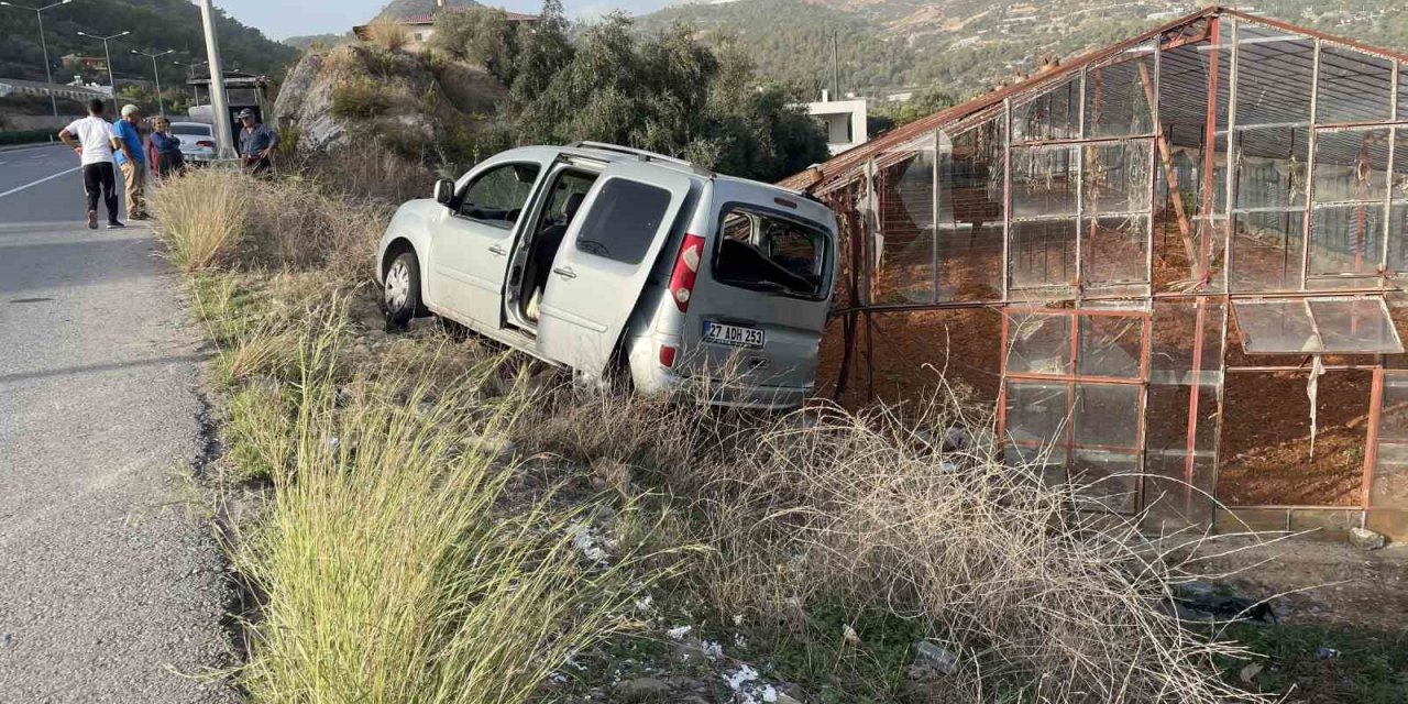 Hafif Ticari Araç Yoldan Çıktı: 2 Yaralı