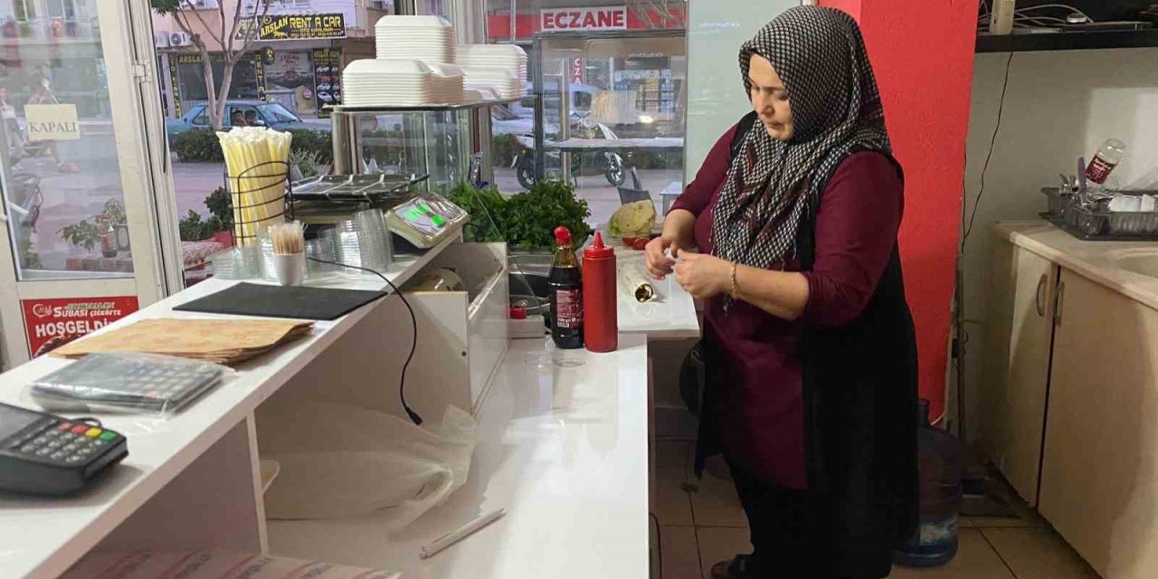 Küçük Kız Çocuğunu Annesini Çağırmasını İsteyerek Dışarı Çıkartan Hırsızlar, Girdikleri Dükkanı Soydu