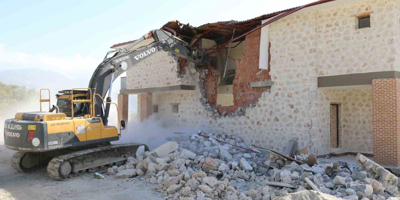 Kaş’ta Kaçak Yapılan Yüzme Havuzlu Binalar Ekipler Tarafından Yıkıldı