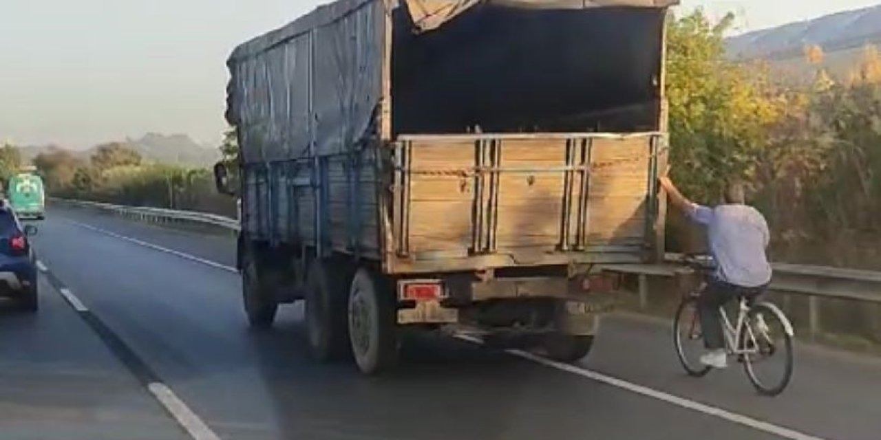 Hızla Giden Kamyonun Arkasına Tutunan Bisikletli Yürekleri Ağza Getirdi
