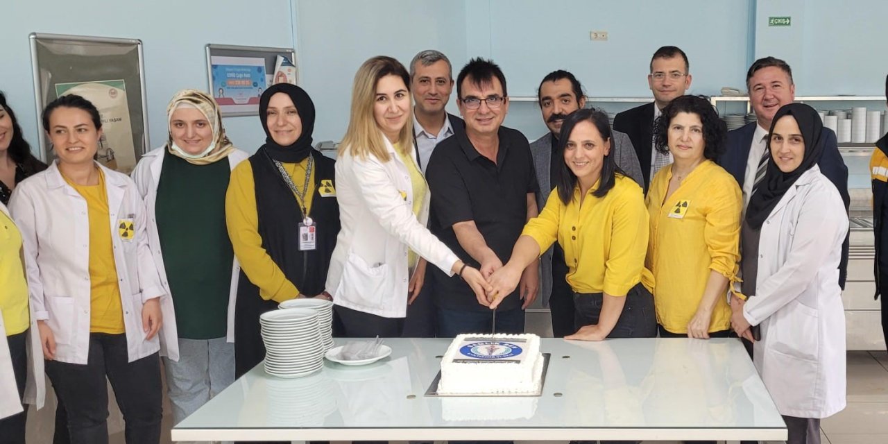 Radyoloji Çalışanları ’dünya Radyoloji Günü’ İçin Pasta Kesti