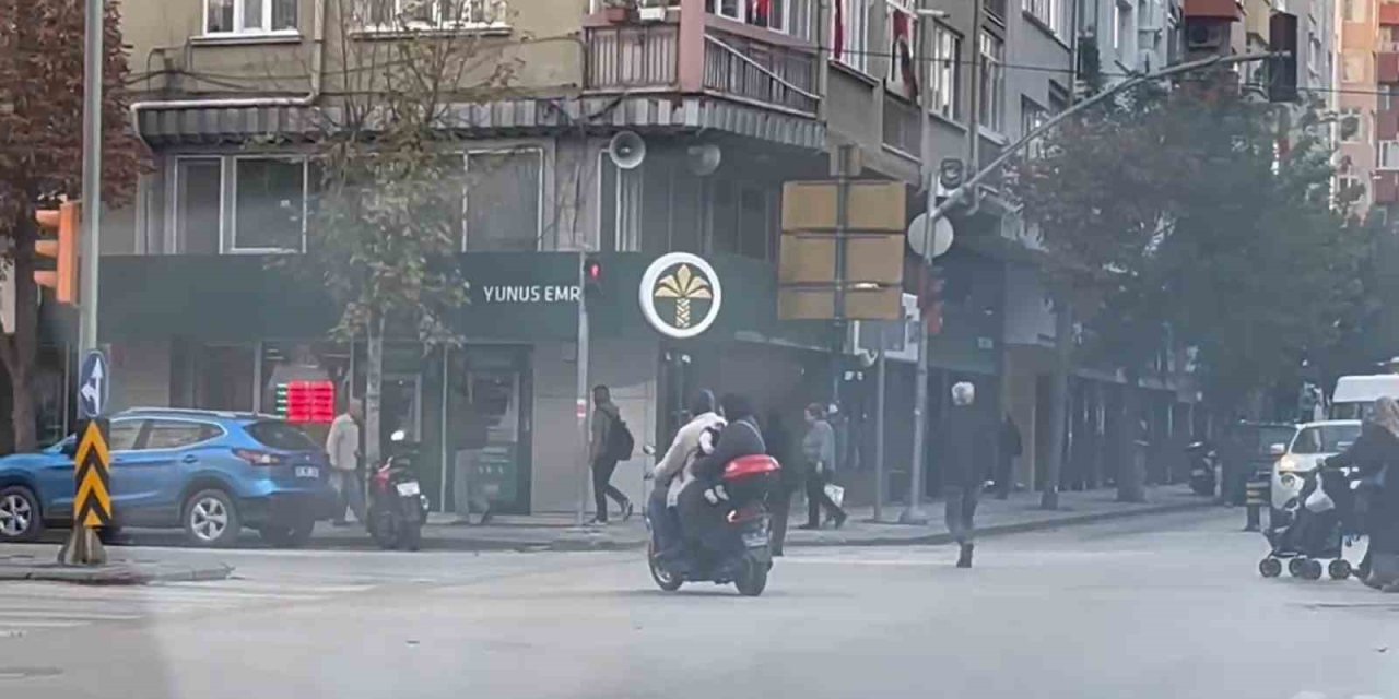 Kasksız Kucağında Bebekle Kırmızı Işığa Rağmen Elektrikli Bisiklet İle Yoluna Devam Ettiler