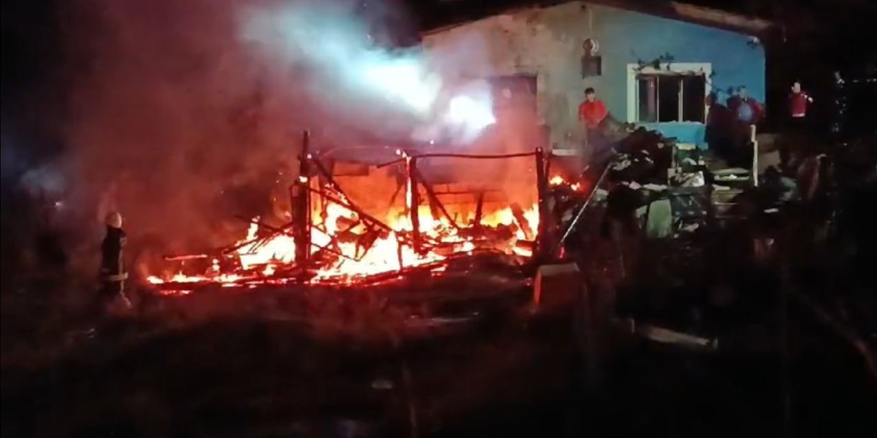 Antalya’da Korkutan Depo Ve Ev Yangını