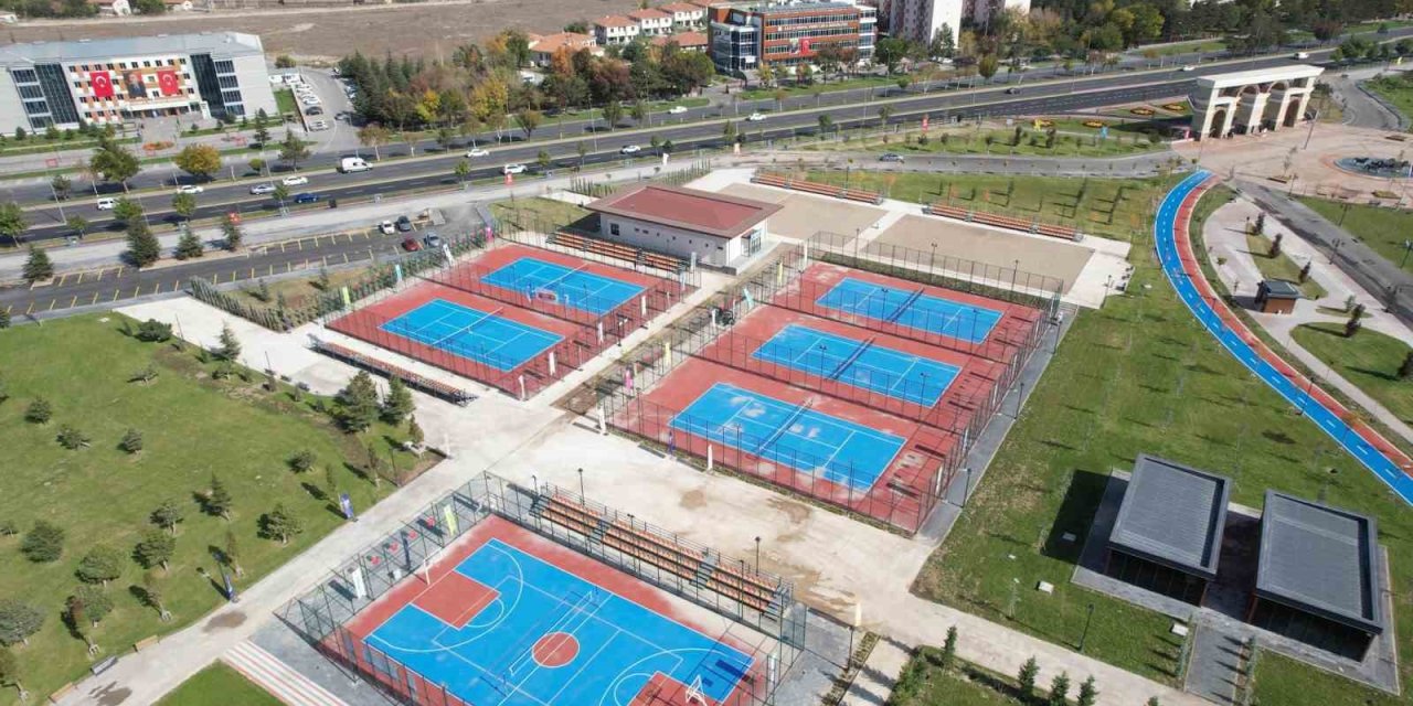 Büyükşehir’den Millet Bahçesine Tenis Kortu Ve Plaj Voleybolu Tesisi
