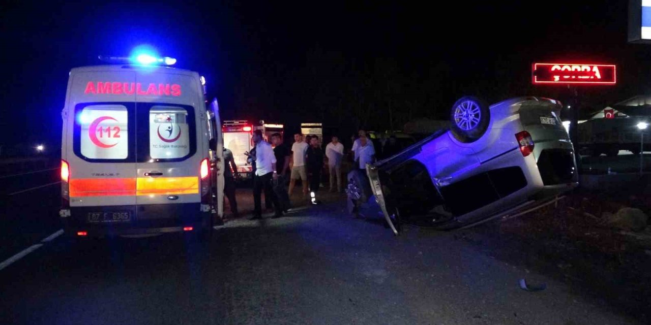 Hafif Ticari Araç, İki Otomobile Çarpıp Ters Döndü: 1 Yaralı