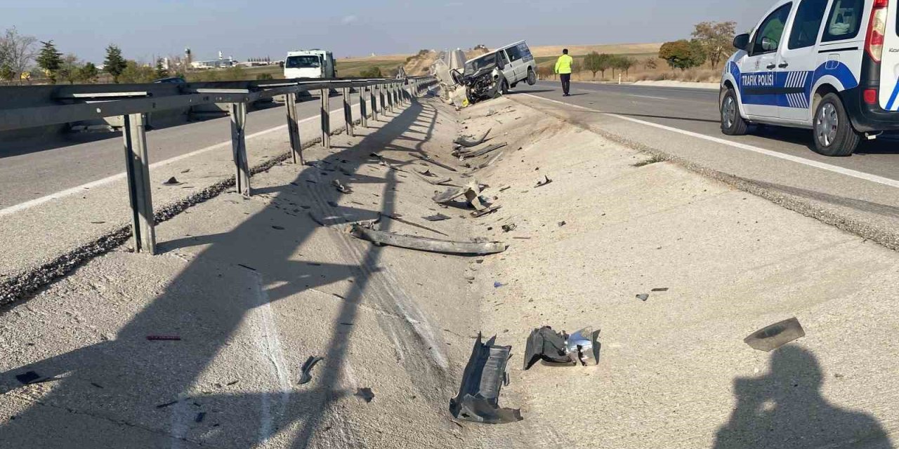 Kontrolden Çıkan Minibüs Demir Bariyerlere Çarptı: 1 Yaralı