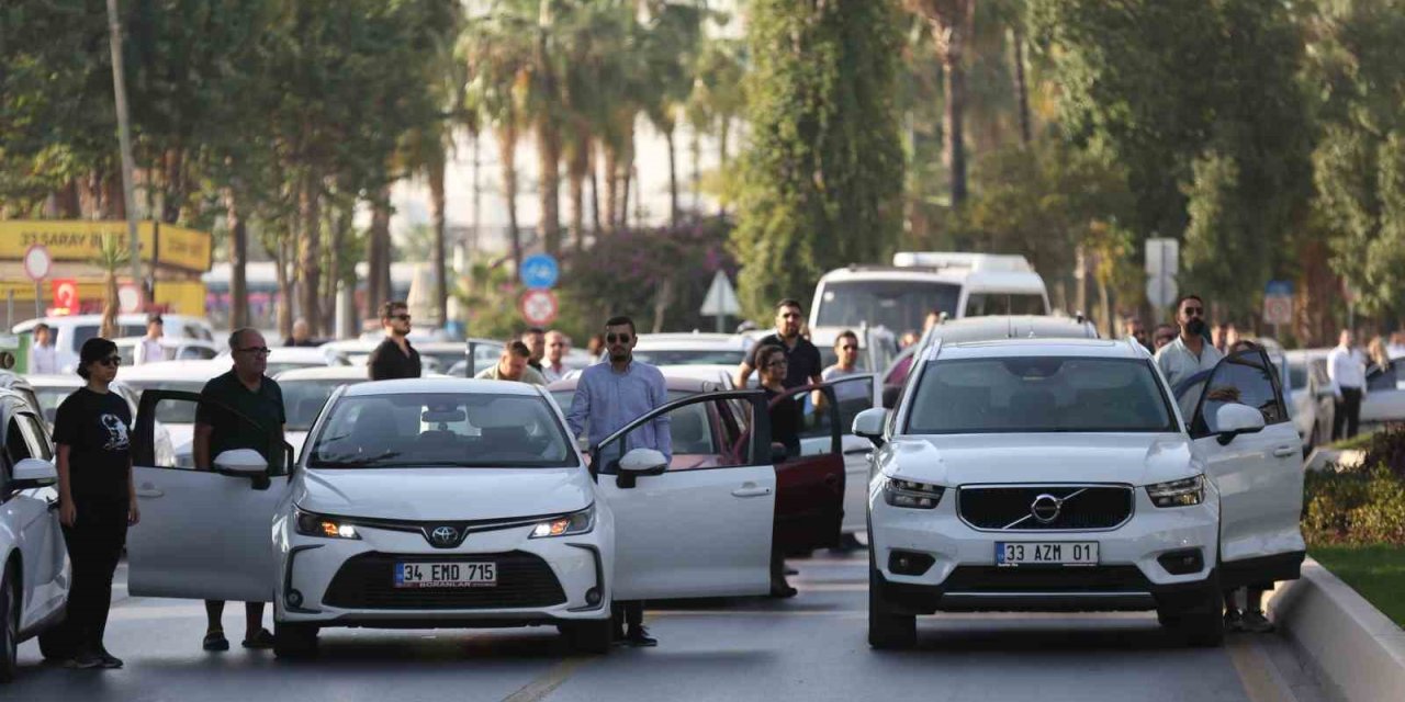 Mersin’de Hayat Türkiye Cumhuriyeti’nin Kurucusu Gazi Mustafa Kemal Atatürk İçin 1 Dakika Durdu